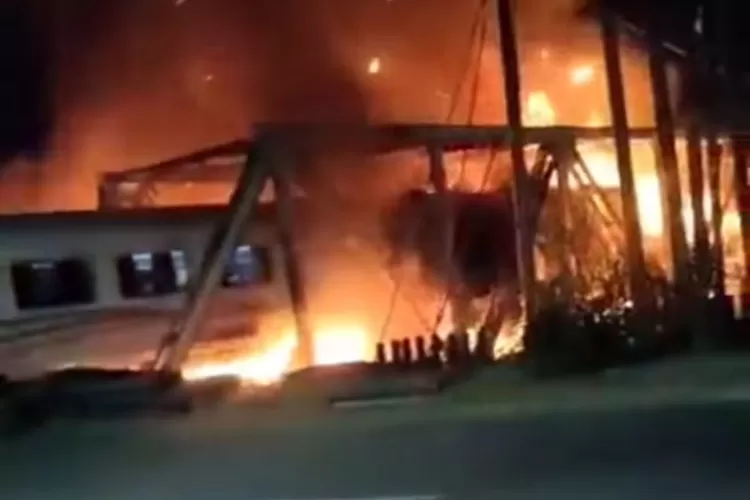 Kecelakaan antara KA Brantas dan truk yang memicu kebakaran di Semarang (Istimewa)