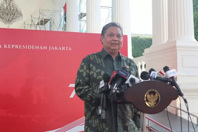 Menteri Koordinator Bidang Perekonomian Airlangga Hartarto memberikan keterangan pers di lingkungan Istana Negara, Jakarta, Senin (17/7/2023).  (ANTARA/Desca Lidya Natalia)