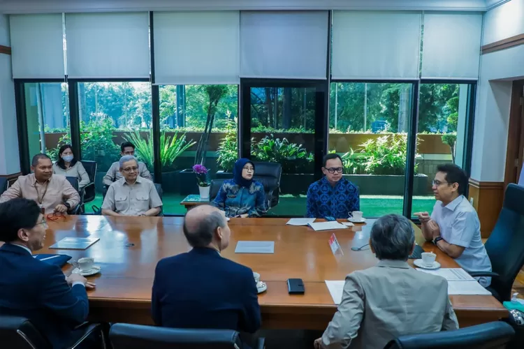 Menkes RI Budi Gunadi Sadikin bersama Wali Kota Bogor Bima Arya dan jajaran Pemkot Bogor. (Pemkot Bogor)