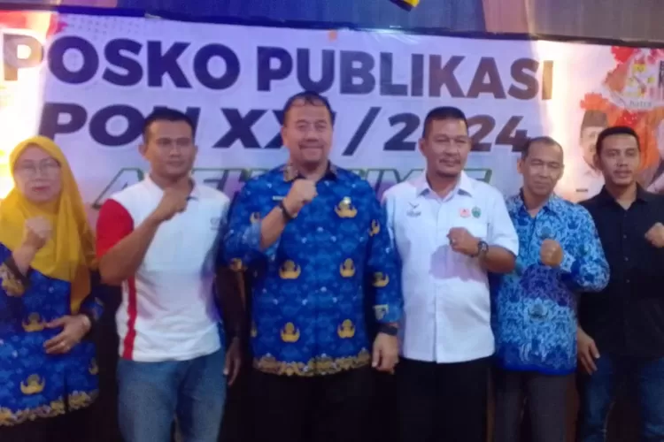 Kadispora Sumut H Baharuddin Siagian (tengah) foto bersama pengurus sambo Sumut dan Wasping KONI Sumut. (Realitasonline.id/KIM)