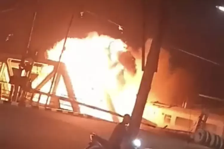 Kereta api tabrak sebuah truk yang diduga tengah mogok (Tangkap layar video)