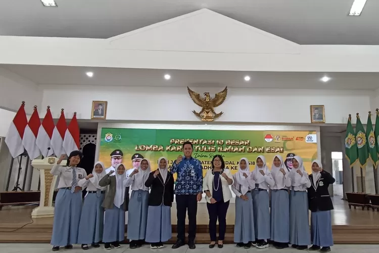 Bupati bersama 10 finalis lomba karya ilmiah dan esai dalam rangka HUT Kabupaten Kedal dan Hari Bhakti Adhyaksa. (edi prayitno/kontributor Kendal)