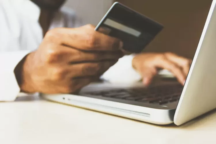 Ilustrasi belanja online melalui live streaming TikTok atau Shopee (Unsplash/rupixen.com)