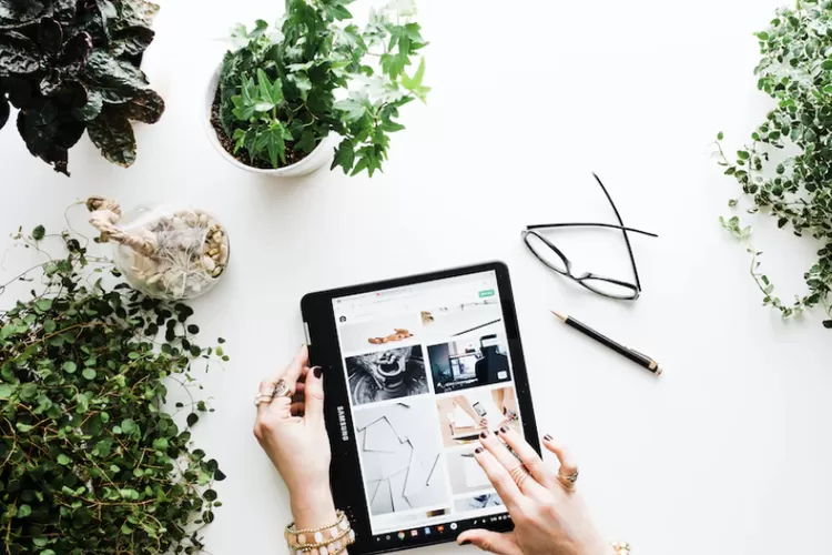 TIKTOK SHOP atau SHOPEE? (Unsplash/Brooke Lark)