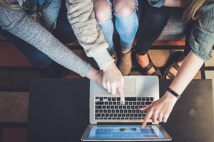 Ilustrasi Live streaming manakah yang lebih baik antara TikTok Shop dengan Shopee? (Unsplash/John Schnobrich)