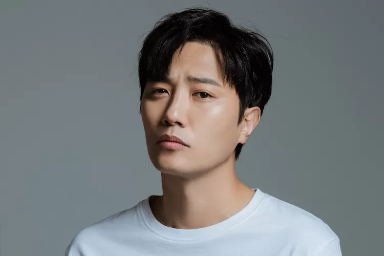 Agensi Jin Goo bantah kabar jika artis mereka punya koneksi dengan seseorang yang melakukan penipuan (Soompi)