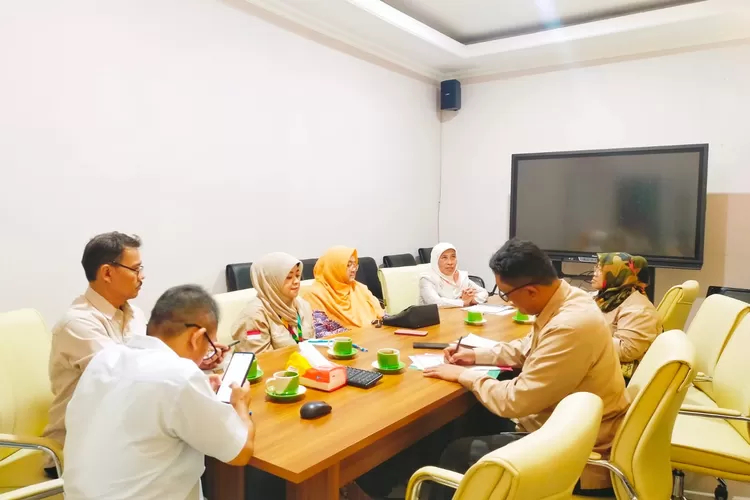 Perkumpulan Female Plus didampingi Sekretaris KPA (Komisi Penanggulangan AIDS) Kota Bogor dan Yayasan SAHIRA mengadakan audiensi dengan Dinas Pendidikan (Disdik), Selasa (18/7/2023).