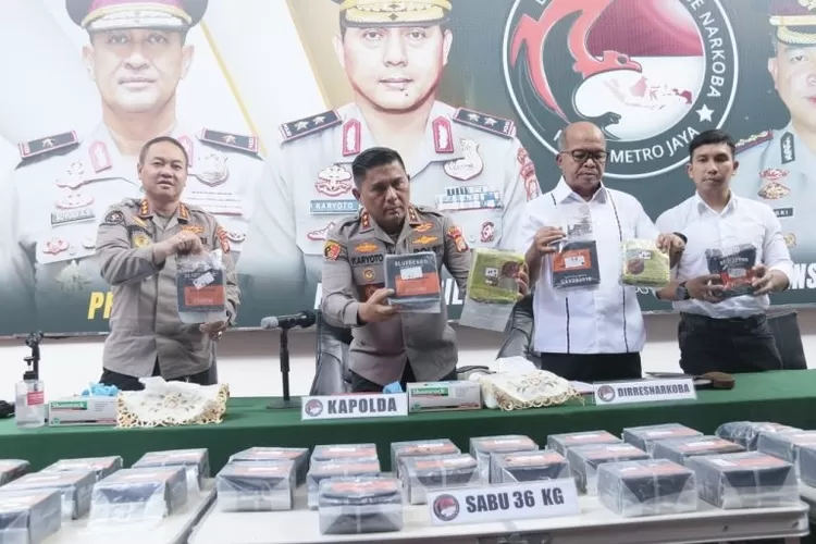 Kapolda Metro Jaya Irjen Karyoto memberitahu barang haram jenis sabu yang berhasil diungkap di sekitar Ruko Akbar Motor Jalan Raya Cinangka RT5/4 Kelurahan Serua, Bojongsari Kota Depok. (HUMAS POLRI)