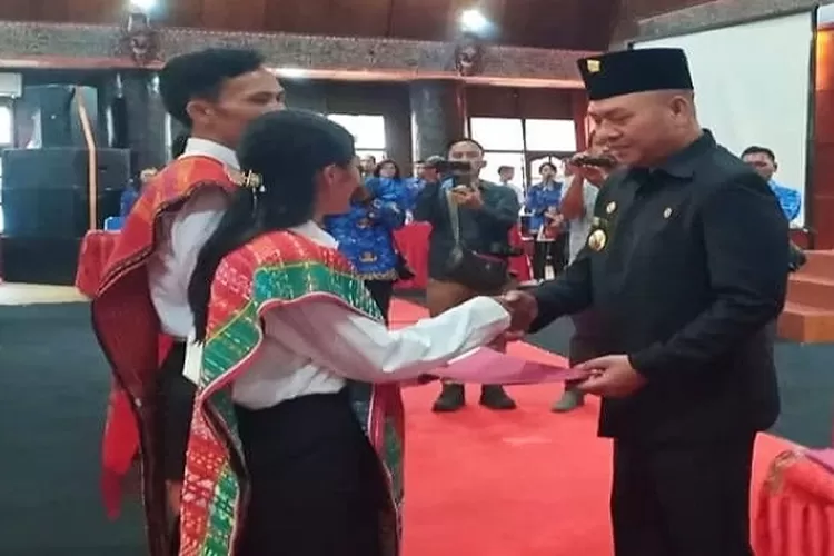 Bupati Taput Nikson Nababan saat menyerahkan SK PPPK tenaga guru formasi tahun 2022  (Realitas online.id/ Alpon Situmorang)