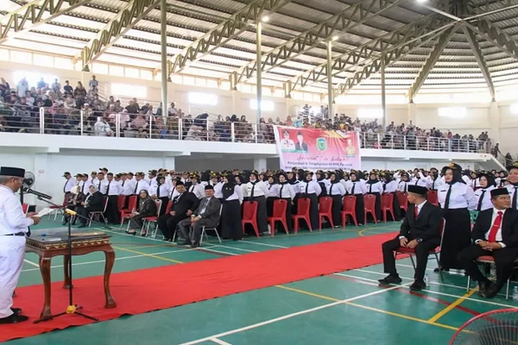 Plt Bupati drg H Ahmad Zarnawi Pasaribu,  memberikan arahan kepada 594 penerima SK PPPK Guru  (Realitasonline.id/SS)