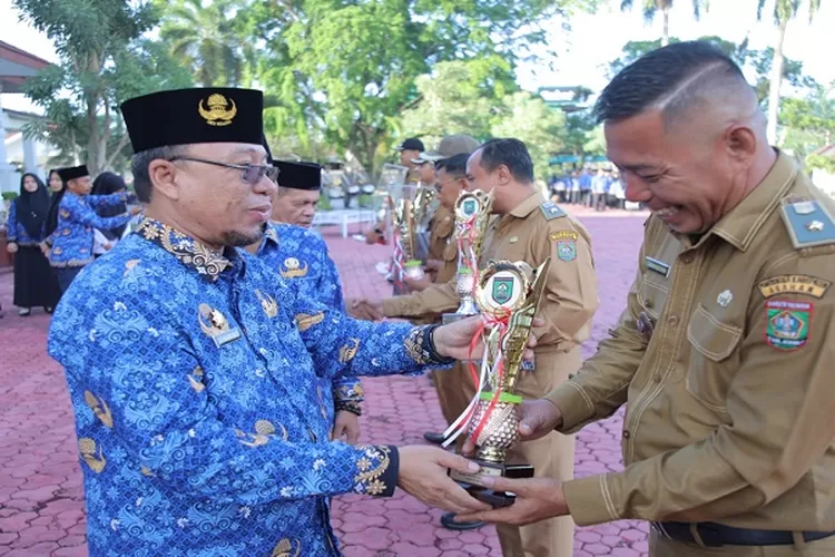 &nbsp;Sekda Asahan saat memberikan penghargaan kepada salah satu kepala desa (Realitasonline.id/HS)