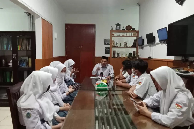 Dr. Toto Suharya, S.Pd., M.Pd. Melakukan Monitoring Shalat Lima Waktu Bagi Siswa Siswi Muslim. (GoraJuara.com/dok AKSI)