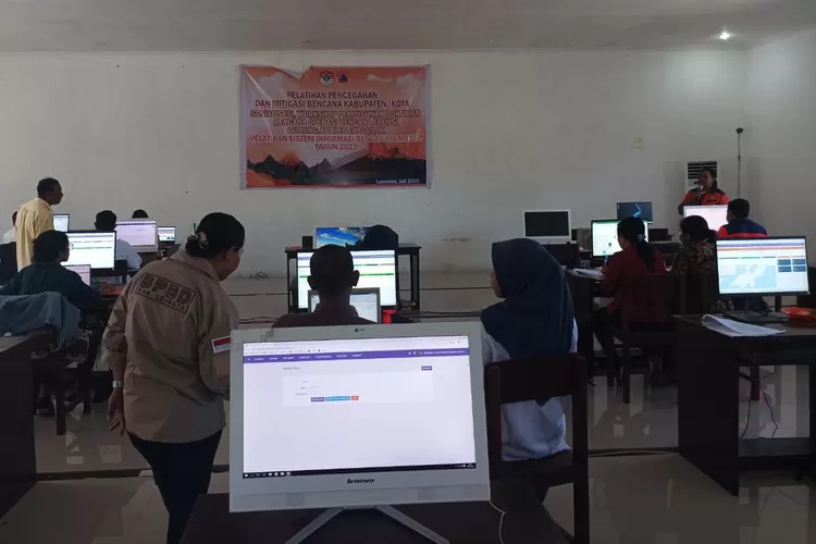 Petugas BPBD Lembata memberikan arahan kepada peserta saat pelatihan pengoperasian Sistem Informasi Bencana Lembata (Sibela) di ruang komputer BKPSDM Kabupaten Lembata (Putra Tulida)