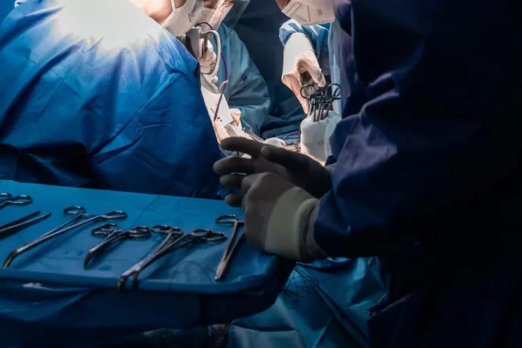 Lakukan operasi bedah plastik sambil nge-live di TikTok, izin praktik seorang dokter bernama Katharine Grawe di Amerika Serikat ini dicabut. (Ilustrasi: Canva by Alex Negroe)