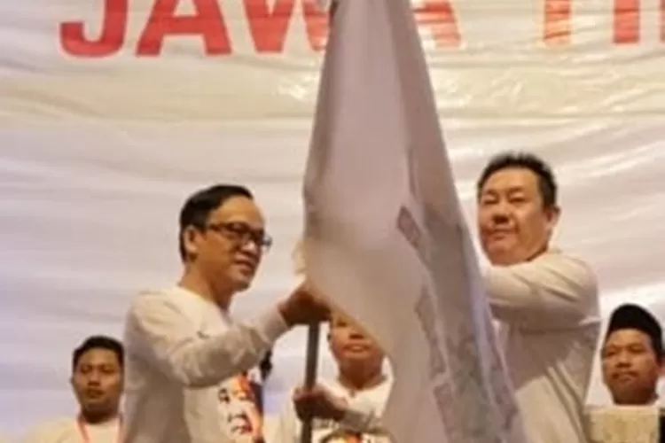 Ketua Prabowo Mania 08 Bambang Widjanarko Setio memegang bendera (kanan).