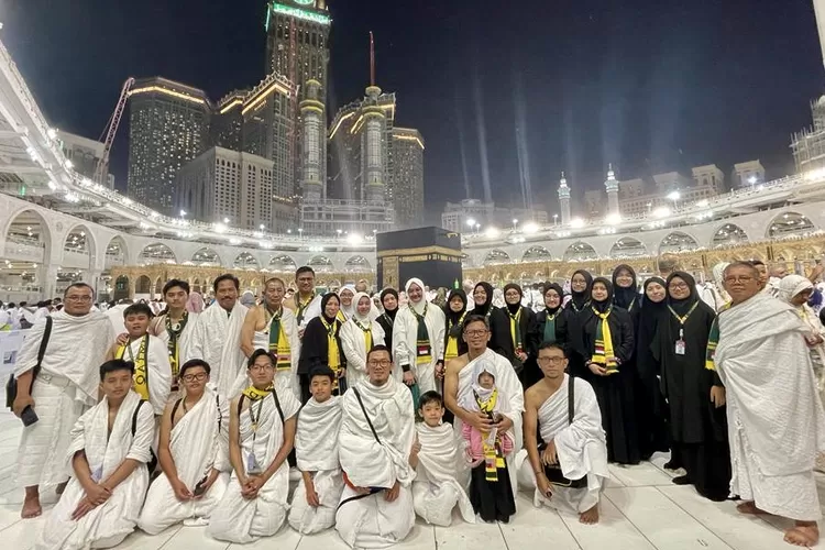 Jemaah Umrah PT. Karya Imtaq berfoto bersama Sekretaris Umum Ustaz Haris Muslim dan Direktur PT. Karya Imtaq H. Andi Sugandi - Foto: Dokumen Pribadi