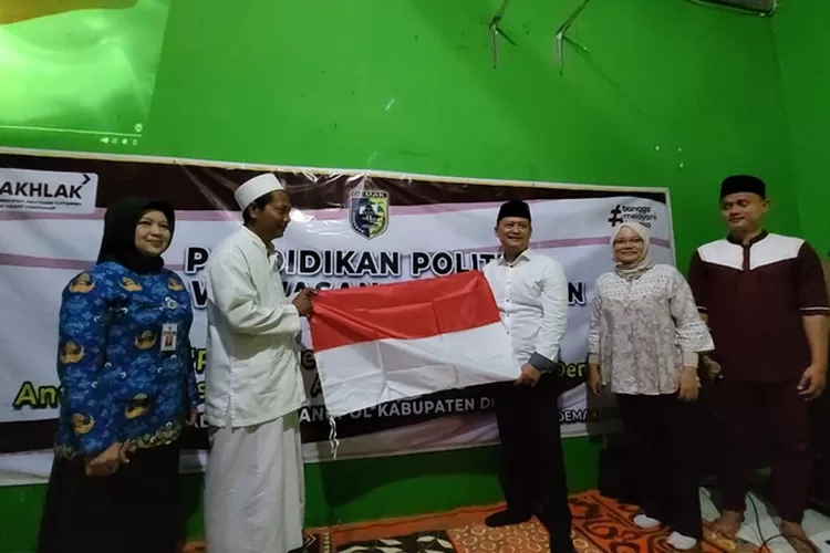 Ketua DPRD Demak, HS Fahrudin Bisri Slamet (tiga dari kiri) saat didapuk menjadi narasumber di Ponpes Assalam, Desa Bonangrejo, Kecamatan Bonang, Kabupaten Demak, Senin 17 Juli 2023.  (Zaidi)