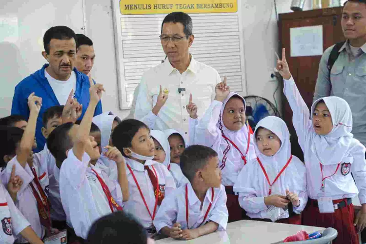 Siswa di Sekolah Dasar Negeri Duren Sawit  07 dan 08 