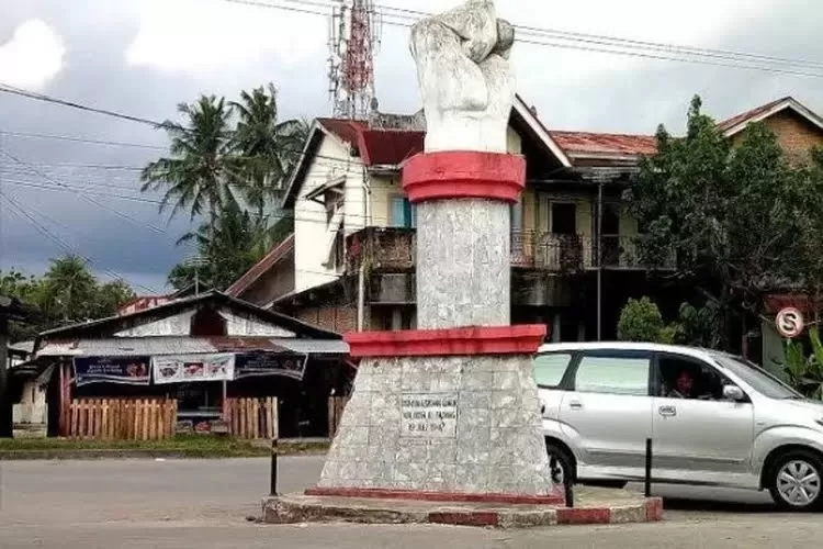 Monumen simpamg tinju di Padang seBagai pengingat kepahlawanan Wali Kota Bagindo Aziz Chan