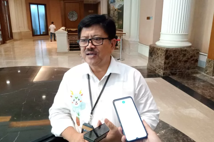 Kepala Badan Pendapatan Daerah (Bapenda) Kota Bogor Deni Hendana saat diwawancarai awak media. (Dok Metropolitan)