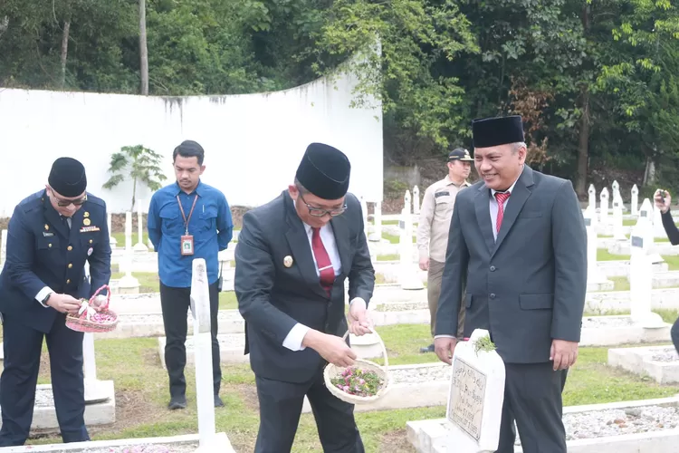 Wali Kota Padang, Hendri Septa gelar tabur bunga di Makam Bagindo Aziz Chan, Wali Kota Padang yang tewas ditembak penjajah (Harianhaluan.com/Vesco)