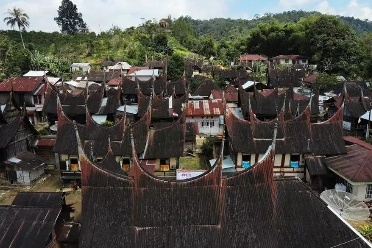 Jajaran Rumah Adat Minangkabau di Desa Wisata Sarugo (Indonesia.travel.id)