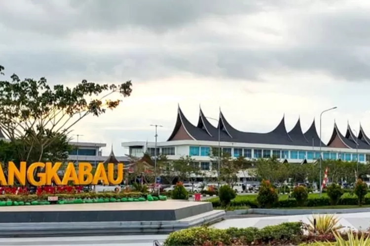 Bandara Internasional Minangkabau jadi pintu masuk favorit wisatawan mancanegara.  (Padang.go.id)