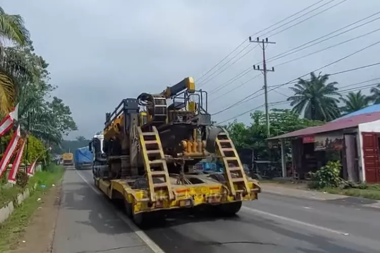 Kondisi jalan rusak di lintas Sumatera (Youtube Bukit Kodok TV)