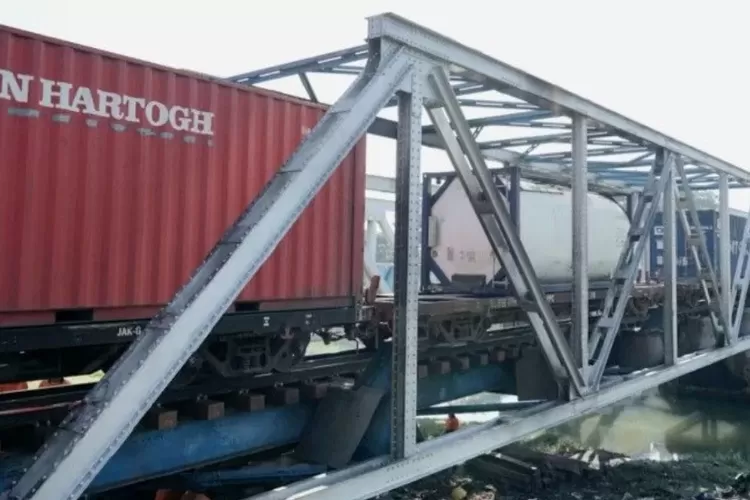 Rangkaian KA barang melintas di jalur KA lokasi kecelakaan KA Brantas di persimpangan Jalan Madukoro Semarang, Rabu (19/7/2023).