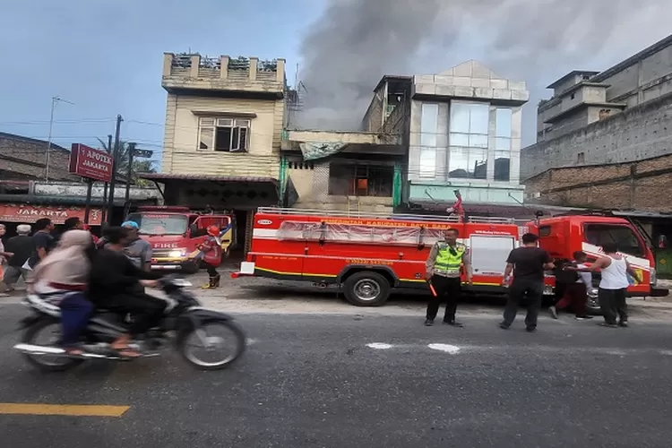 Personil Polsek Indrapura membantu pemadaman kebakaran Toko Sepeda di kota Indrapura (. &nbsp;Realitasonline.id/H.Guntur Sinaga)