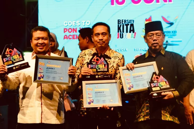 Asisten II Kabupaten Paluta Haholongan Siregar (tengah) saat menerima penghargaan juara II untuk kategori kesenian daerah terbaik pada PRSU ke 49 (Realitasonline.id/ASR)