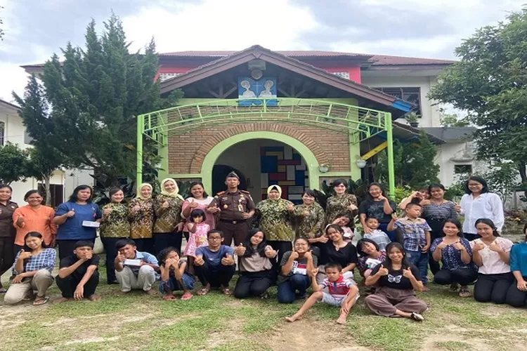 Kajari Irfan bersama anak anak Panti Asuhan  (Realitasonline.id/RH)