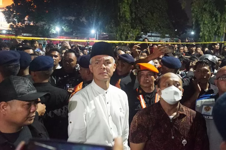 Gubernur Jawa Tengah Ganjar Pranowo saat meninjau meninjau lokasi kecelakaan KA Brantas dan truk kontainer di Madukoro.