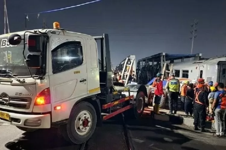 Kecelakaan kereta api Brantas yang menabrak truk container di Semarang dikaitkan dengan malam 1 suro (polri.go.id)