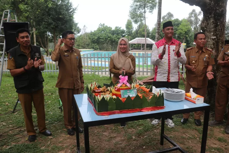 Lagu Jamrud Iringi Pemotongan Tumpeng HUT Ke-36 Perhiptani Luwu Utara (Dok. LHR)