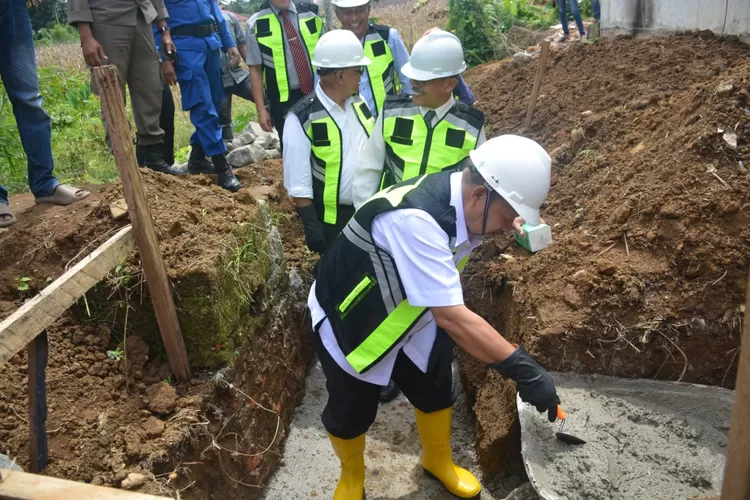 Rehab bangunan gedung Air Minum Dalam Kemasan (AMDK) Kabupaten Agam dimulai (AMC News)