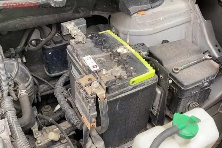 Ilustrasi aki mobil tidak terpakai 