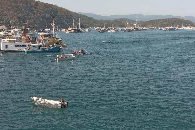 Panorama Pantai Labuan Bajo. Valentino Rossi ke Labuan Bajo setelah Jorge Lorenzo, destinasi wisata di NTT dikunjungi 2 orang itu di waktu lalu. (Foto: KLIKLABUANBAJO.ID)