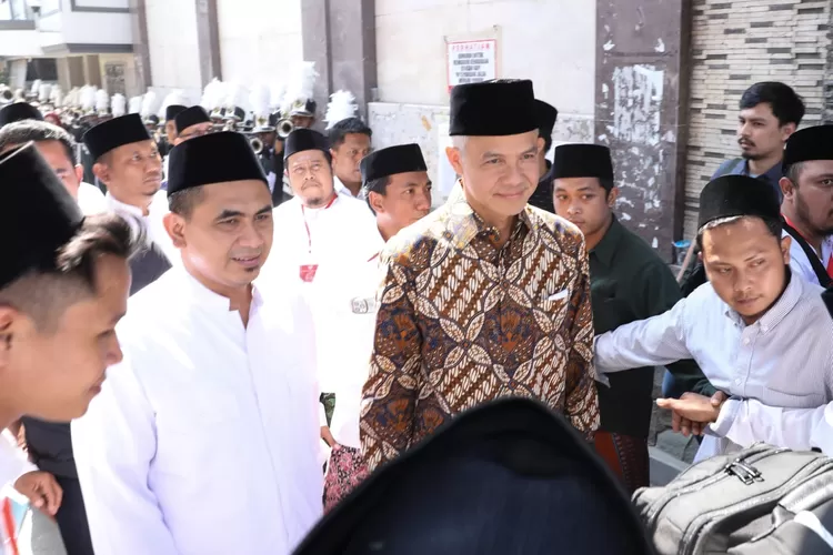 Gubernur Jawa Tengah Ganjar Pranowo saat bersilaturahmi di Pondok Pesantren Al Anwar, Sarang, Kabupaten Rembang.