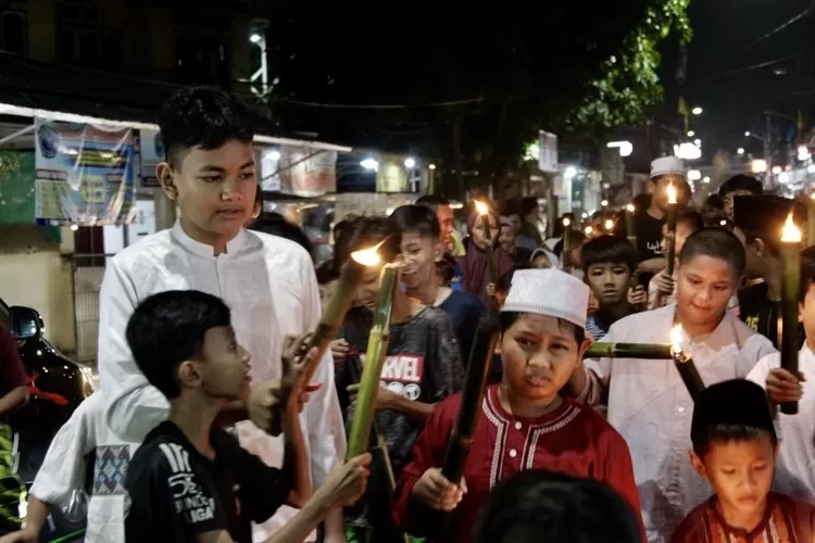 Warga Karang Taruna Unit RW 017 Cibodasari, Kota Tangerang mengikuti pawai obor menyambut Tahun Baru islam 1 Muharram - Foto: Henry Lukmanul Hakim