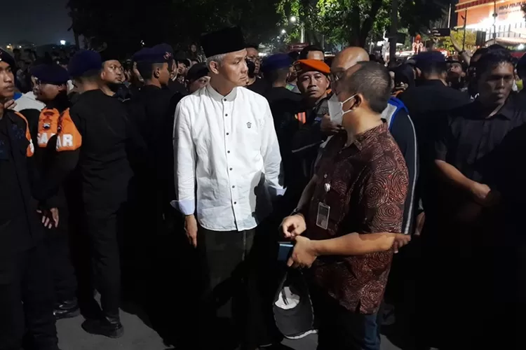Gubernur Jateng Ganjar Pranowo saat tiba di lokasi kecelakaan kereta api di Rel Madukoro Semarang. (Ayosemarang.com/ Audrian Firhannusa)