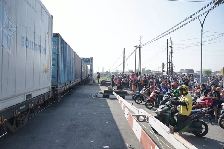 Jalur kereta api di Madukoro Semarang yang merupakan TKP kecelakaan KA Brantas sudah bisa dilalui kereta.  (Daop 4)