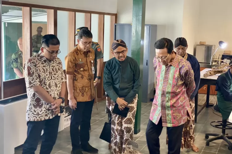 Sri Sultan Hamengku Buwono X didampingi Penjabat Walikota Yogyakarta, Singgih Raharjo saat melihat koleksi Kagungan Dalem Museum Wahanarata, Selasa (18/7/2023).  (Foto: Dok. Humas Pemkot Yogyakarta)