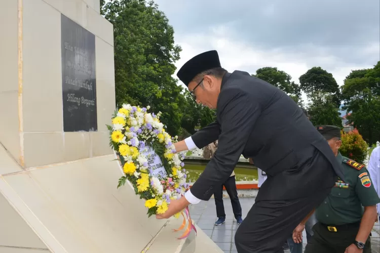 Wako Hendri Septa  letakan karangan bunga dan ziarah ke makam Bagindo Aziz Chan di TMP Kusuma Bhakti Gulai Bancah, Kota Bukittinggi. (Prokopim Pdg)