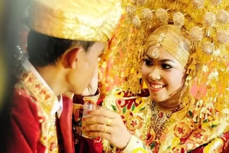 Kuatnya garis keturunan perempuan dalam budaya matrilineal di Sumatera Barat (Kaskus)