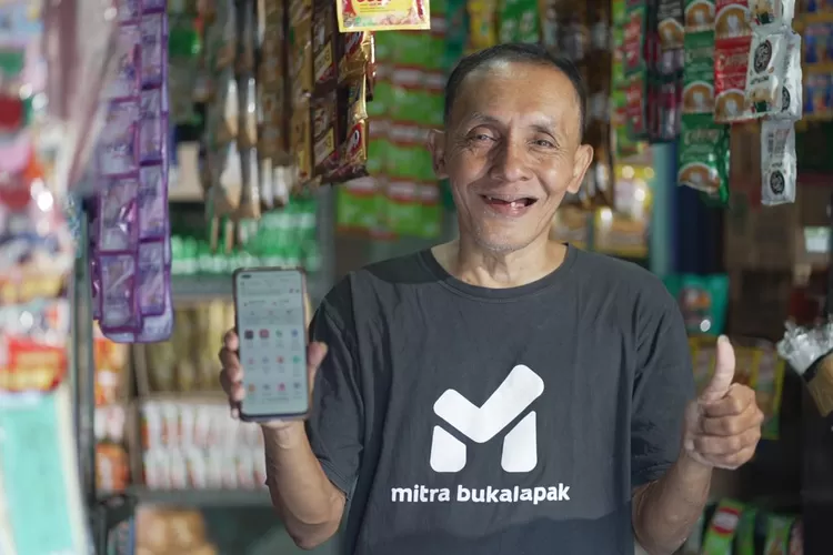 Sujangi, Mitra Bukalapak asal Yogyakarta, sejak berjualan menggunakan aplikasi Mitra Bukalapak mampu meningkatkan pendapatan hingga tiga kali lipat.  (Istimewa)