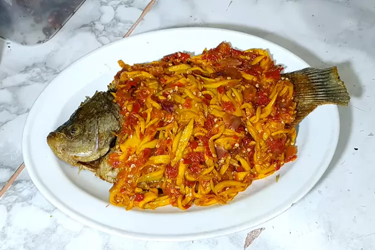 Resep ikan seruit mangga muda khas Lampung (YouTube Dapur Yogi)