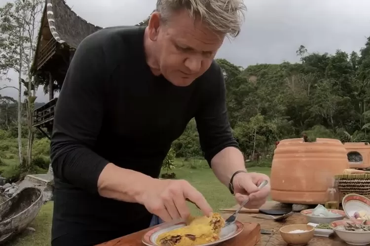 Gordon Ramsay saat membuat omelet rendang berlatar belakang alam Sumbar.  (Layar Tangkap YouTube Gordon Ramsay )