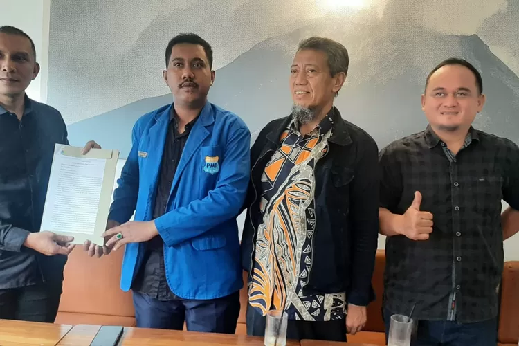  Tokoh pedagang Pasar Jambu Dua H Agus Supriyono didampingi Ketua PMII Cabang Kota Bogor Try Rahman Yusuf saat audiensi dengan Dirut Perumda Pasar Pakuan Jaya Muzzakir di  salah satu cafe jalan Bangbarung Tanahsareal Kota Bogor tadi siang Kamis (20/7/2023).. (Untung / RBG.id)