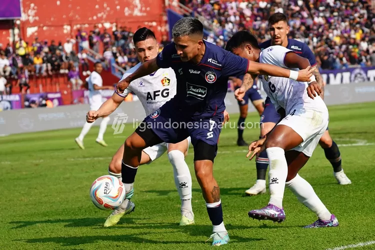 Arema vs Persik Kediri. Ilustrasi prediksi skor, head to head, line up, info siaran langsung Arema FC vs Bali United. (Liga Indonesia Baru)